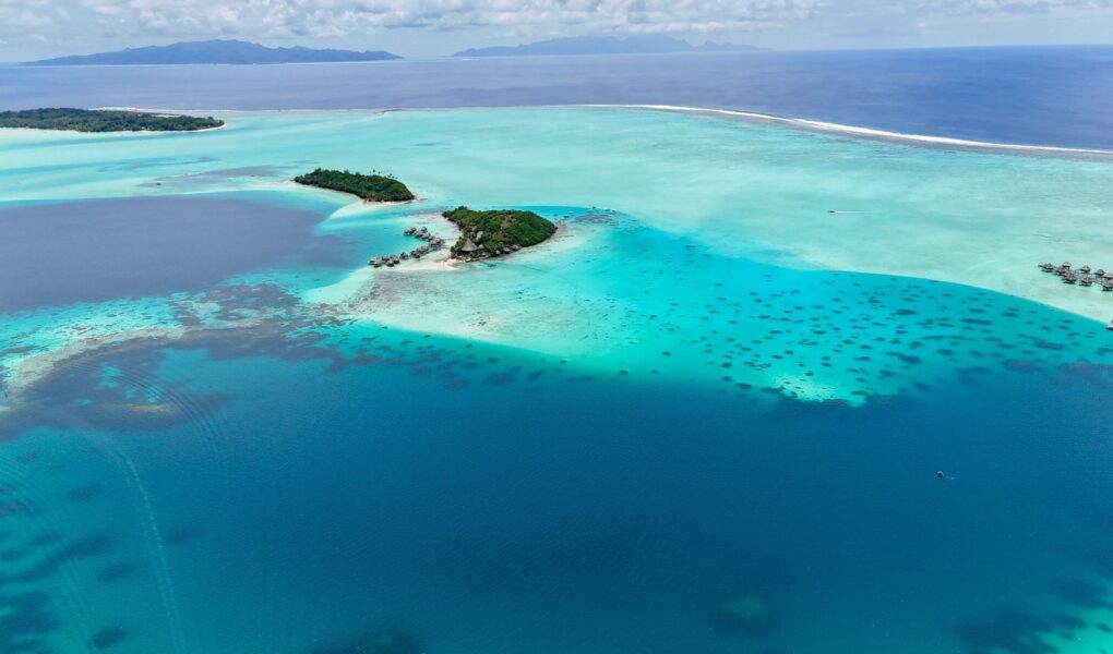 Luftaufnahme der türkisfarbenen Lagune von Aitutaki mit kleinen Inseln