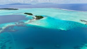 Luftaufnahme der türkisfarbenen Lagune von Aitutaki mit kleinen Inseln