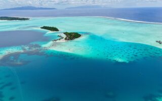 Luftaufnahme der türkisfarbenen Lagune von Aitutaki mit kleinen Inseln