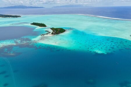 Luftaufnahme der türkisfarbenen Lagune von Aitutaki mit kleinen Inseln