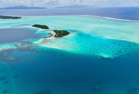 Luftaufnahme der türkisfarbenen Lagune von Aitutaki mit kleinen Inseln
