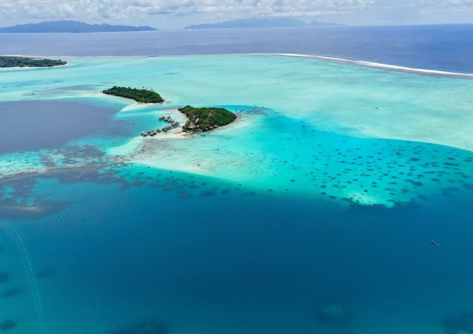 Luftaufnahme der türkisfarbenen Lagune von Aitutaki mit kleinen Inseln
